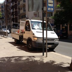Si installano paline pubblicitarie tra via Istria e corso Imbriani