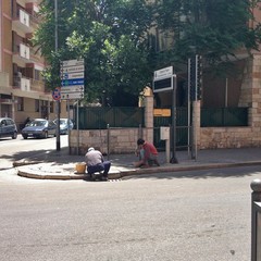 Si installano paline pubblicitarie tra via Istria e corso Imbriani