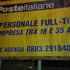 Cartello Poste Italiane affisso a Trani