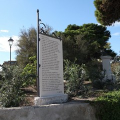 Sostituite alcune targhe in pietra nella Villa di Trani