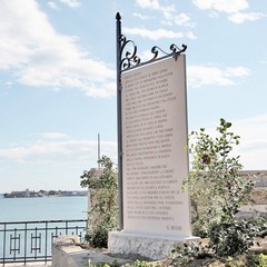 Sostituite alcune targhe in pietra nella Villa di Trani