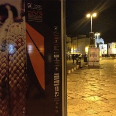 Totem pubblicitari sul porto di Trani