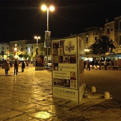 Totem pubblicitari sul porto di Trani