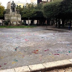 Coriandoli e stelle filanti in piazza della Repubblica