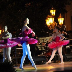 Balletto di danza classica in piazza della Libertà