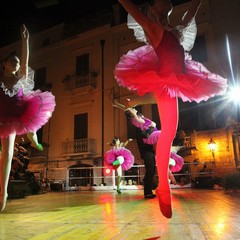 Balletto di danza classica in piazza della Libertà
