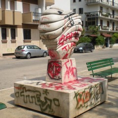 Degrado in piazza Cezza