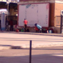 Bivacco rom alla stazione di Trani