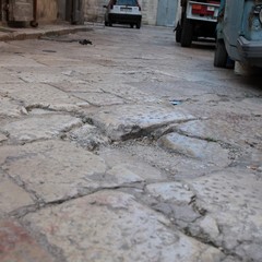 Sporcizia e degrado in via Vischi