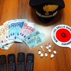 La droga e il materiale sequestrato dai Carabinieri