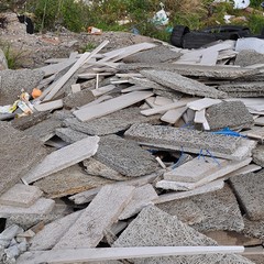 I rifiuti scaricati in territorio di Trani sulla ex statale 98