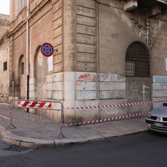 Cadono calcinacci dall'ex scuola Bovio