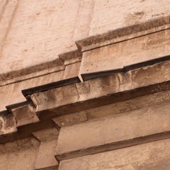 Cadono calcinacci dall'ex scuola Bovio