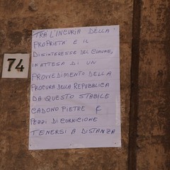 Cadono calcinacci dall'ex scuola Bovio