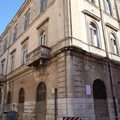 Cadono calcinacci dall'ex scuola Bovio