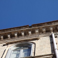 Cadono calcinacci dall'ex scuola Bovio