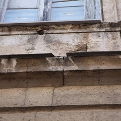 Cadono calcinacci dall'ex scuola Bovio