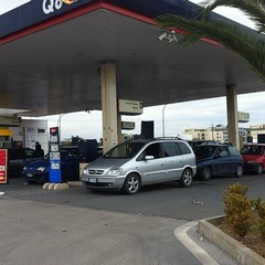 Auto in coda al benzinaio di via Superga a Trani