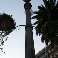 Le fioriere montate nel 2007 sui pali dell'illuminazione