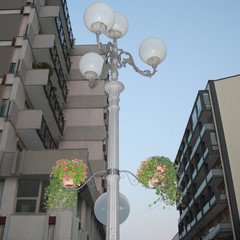 Le fioriere montate nel 2007 sui pali dell'illuminazione