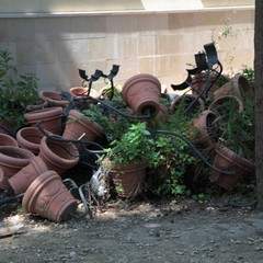 Le fioriere montate nel 2007 sui pali dell'illuminazione
