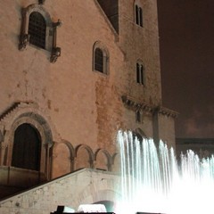Fontane danzanti sul piazzale della Cattedrale di Trani