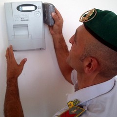 La Guardia di Finanza controlla i contatori dell'energia elettrica