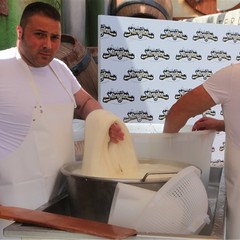 Mozzarella da record per un caseificio di Trani