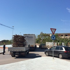 Camion bloccato sul cavalcavia