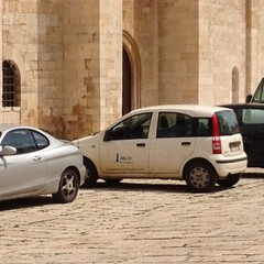Auto nell'area pedonale della Cattedrale