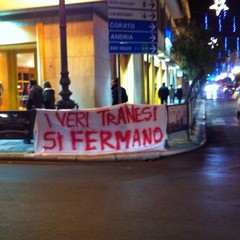 Trani si mobilita striscioni sul corso