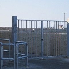 Installato un cancello per l'accesso al molo