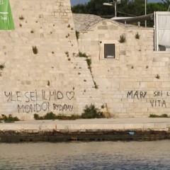 Nuove scritte spray sul porto di Trani