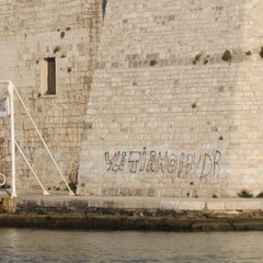 Nuove scritte spray sul porto di Trani