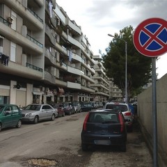 Caos su via Bari, tra buche stradali e parcheggi selvaggi