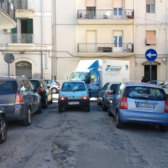 Strada chiusa al traffico per scarico merce