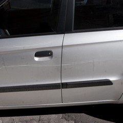 L'auto del consigliere danneggiata