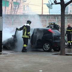 Auto in fiamme in via Maiorano