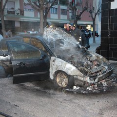 Auto in fiamme in via Maiorano