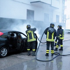 Auto in fiamme in via Maiorano