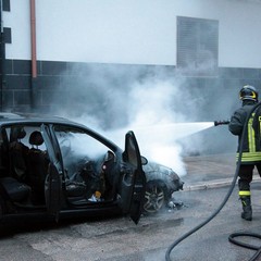 Auto in fiamme in via Maiorano
