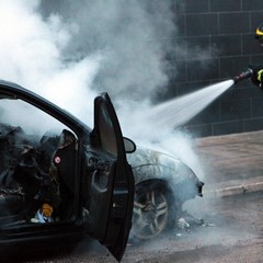Auto in fiamme in via Maiorano