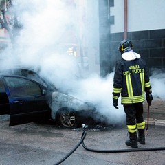 Auto in fiamme in via Maiorano