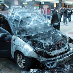Auto in fiamme in via Maiorano