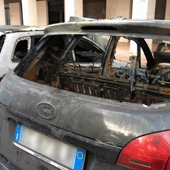 Due auto incendiate nella notte a Pozzopiano