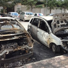 Due auto incendiate nella notte a Pozzopiano