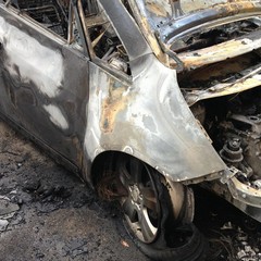 Due auto incendiate nella notte a Pozzopiano