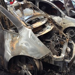 Due auto incendiate nella notte a Pozzopiano