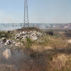 Incendio delle sterpaglie presso l'ex discarica Amiu di Trani