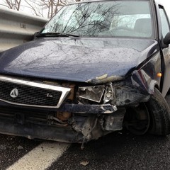 Auto contro guard-rail sulla statale 16 bis a Trani